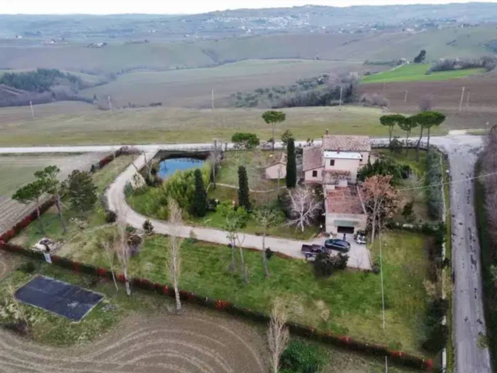 casa indipendente in vendita ad Arcevia in zona Piticchio
