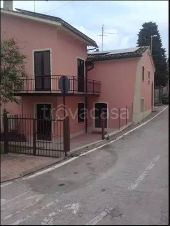 casa indipendente in vendita ad Arcevia in zona Avacelli