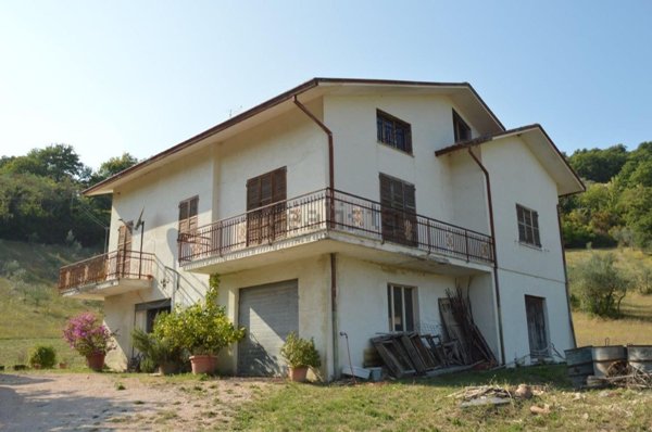 casa indipendente in vendita ad Arcevia in zona Palazzo