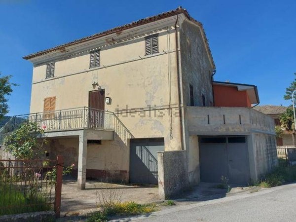 casa indipendente in vendita ad Arcevia in zona Avacelli