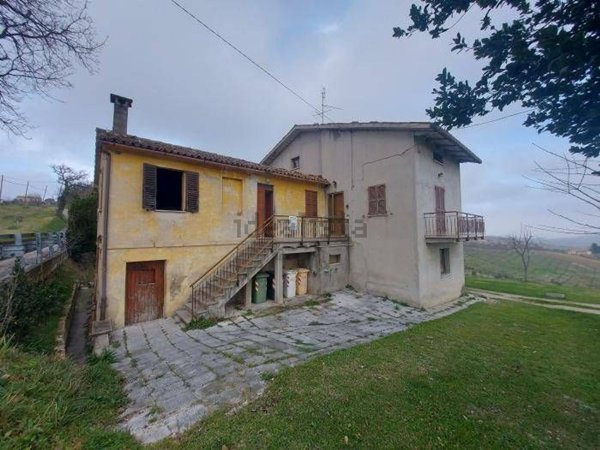 casa indipendente in vendita ad Arcevia in zona Piticchio