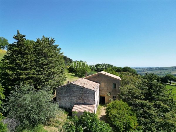 casa indipendente in vendita ad Arcevia in zona Palazzo