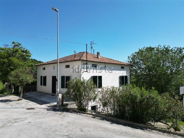 casa indipendente in vendita ad Arcevia in zona Palazzo