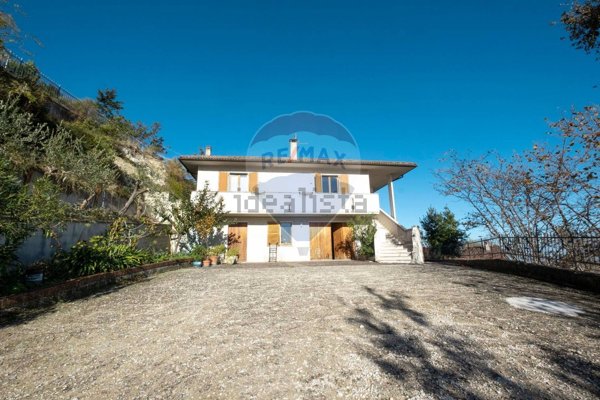 casa indipendente in vendita ad Arcevia in zona Costa