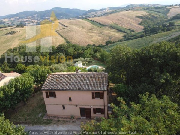 casa indipendente in vendita ad Arcevia in zona Loretello