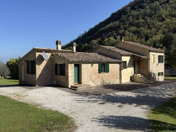 casa indipendente in vendita ad Arcevia in zona Palazzo