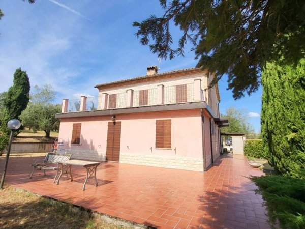 casa indipendente in vendita ad Arcevia in zona Avacelli