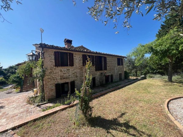 casa indipendente in vendita ad Arcevia in zona Loretello