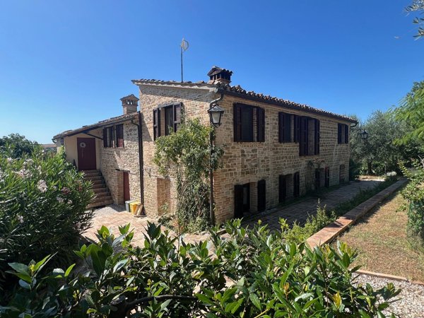 casa indipendente in vendita ad Arcevia in zona Loretello
