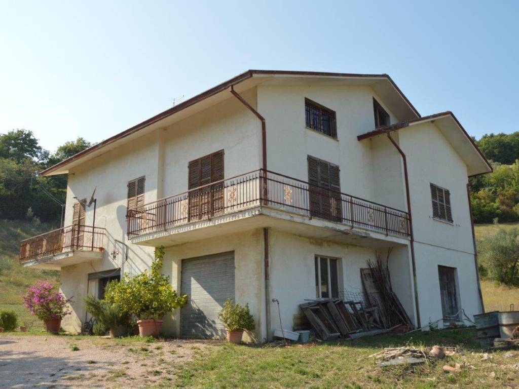 casa indipendente in vendita ad Arcevia in zona Palazzo