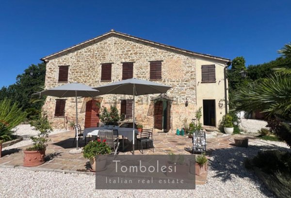 casa indipendente in vendita ad Arcevia in zona Loretello