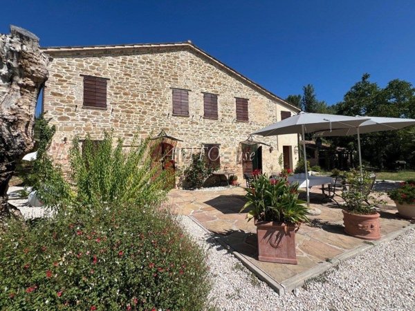 casa indipendente in vendita ad Arcevia in zona Loretello