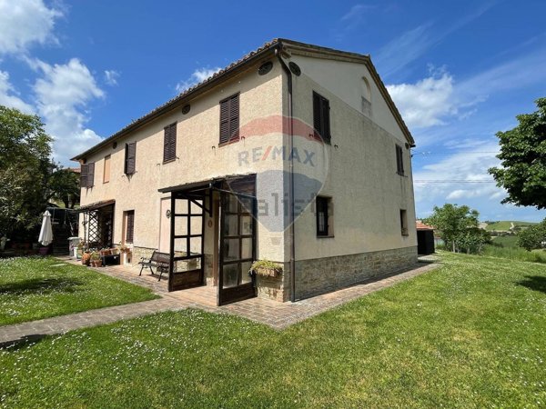 casa indipendente in vendita ad Arcevia in zona Castiglioni