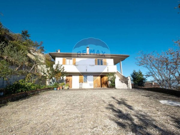 casa indipendente in vendita ad Arcevia in zona Costa