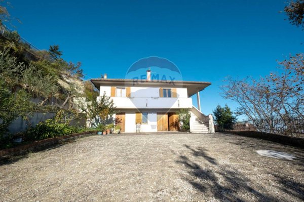 casa indipendente in vendita ad Arcevia in zona Costa