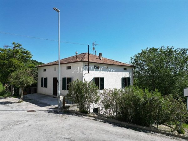 casa indipendente in vendita ad Arcevia in zona Palazzo