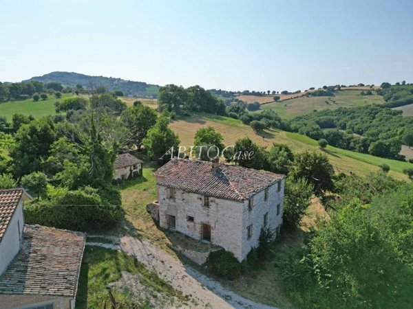 casa indipendente in vendita ad Arcevia in zona Palazzo