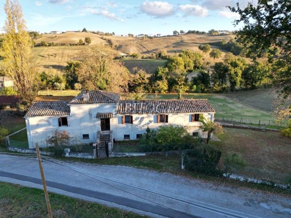 casa indipendente in vendita ad Arcevia in zona Loretello