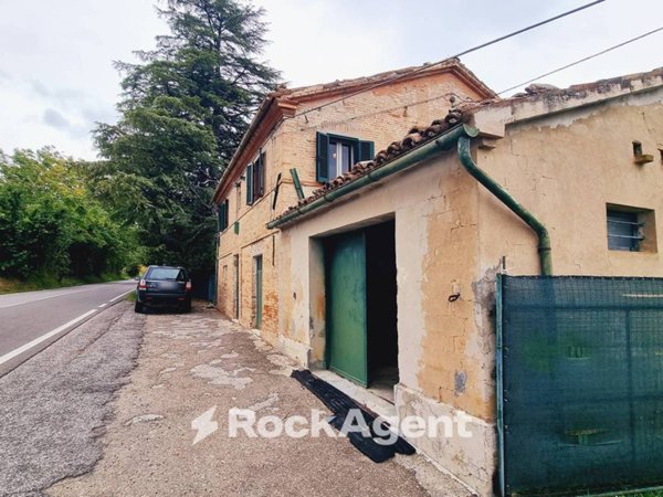 casa indipendente in vendita ad Arcevia in zona Montale