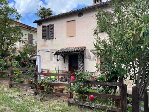 casa indipendente in vendita ad Arcevia in zona Castiglioni