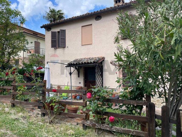 casa indipendente in vendita ad Arcevia in zona Castiglioni