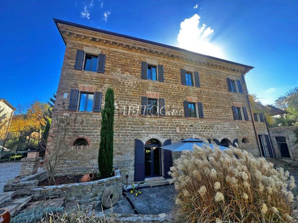 casa indipendente in vendita ad Arcevia in zona Loretello