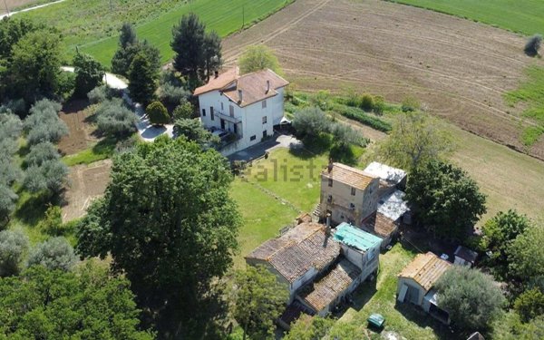 casa indipendente in vendita ad Arcevia in zona Montale