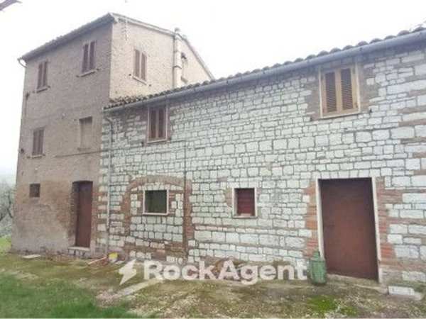 casa indipendente in vendita ad Arcevia in zona Magnadorsa