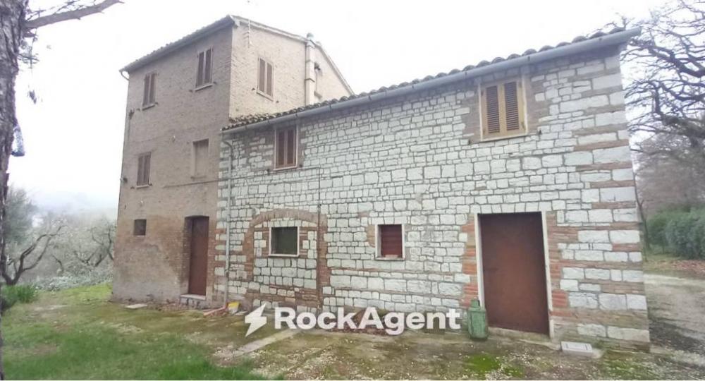 casa indipendente in vendita ad Arcevia in zona Magnadorsa