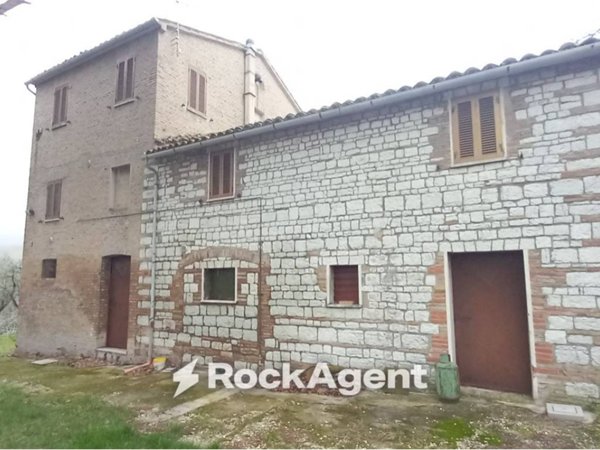 casa indipendente in vendita ad Arcevia in zona Magnadorsa