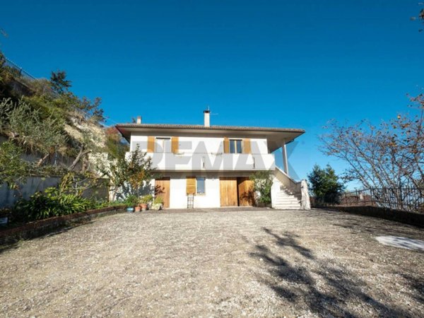 casa indipendente in vendita ad Arcevia in zona Costa