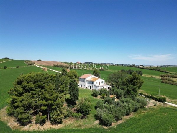 casa indipendente in vendita ad Arcevia in zona Loretello
