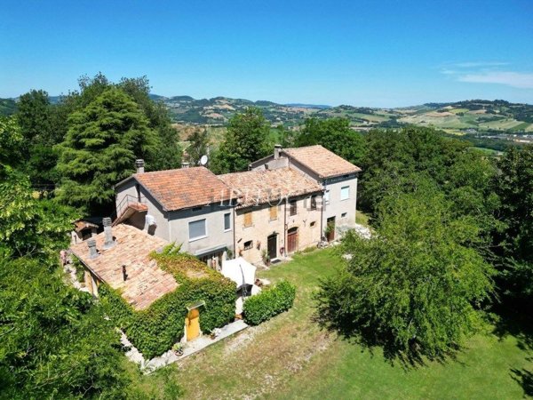 casa indipendente in vendita ad Arcevia in zona Nidastore