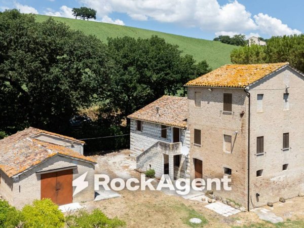 casa indipendente in vendita ad Arcevia in zona Magnadorsa
