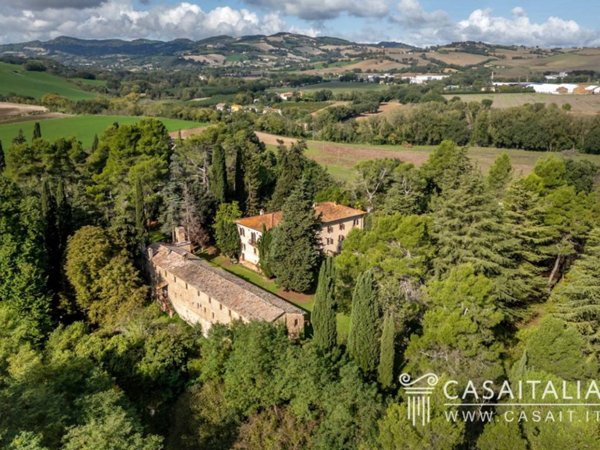 villa in vendita ad Arcevia in zona Nidastore