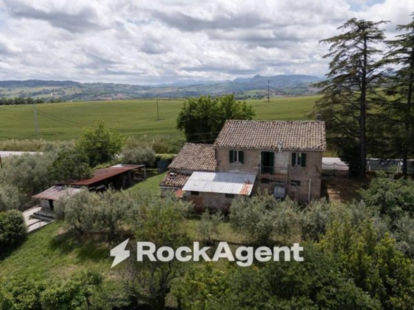 casa indipendente in vendita ad Arcevia in zona Montale