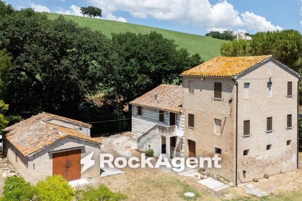 casa indipendente in vendita ad Arcevia in zona Magnadorsa