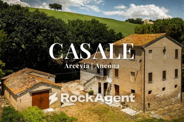 casa indipendente in vendita ad Arcevia in zona Magnadorsa