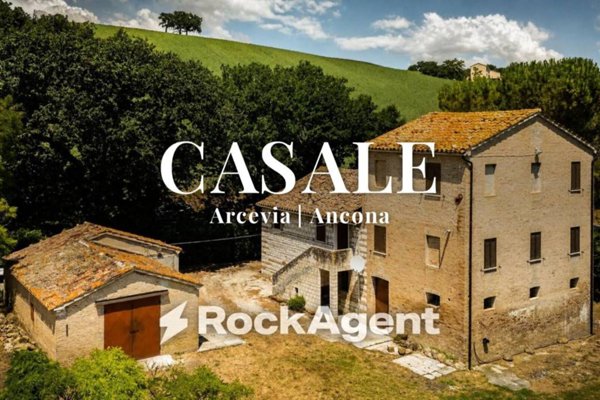 casa indipendente in vendita ad Arcevia in zona Magnadorsa