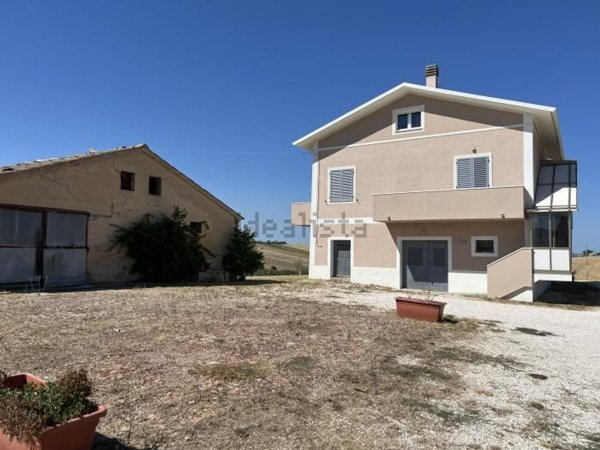 casa indipendente in vendita ad Arcevia in zona Montale