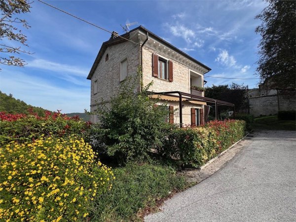 casa indipendente in vendita ad Arcevia in zona Caudino