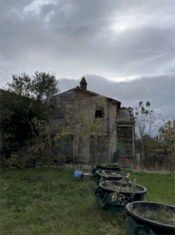 locale di sgombero in vendita a Belvedere Ostrense
