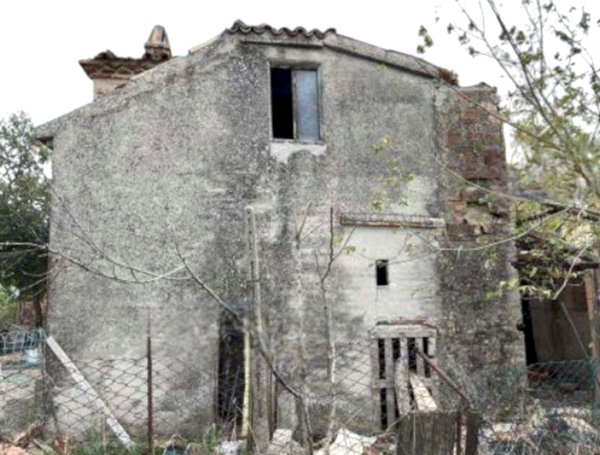 locale di sgombero in vendita a Belvedere Ostrense