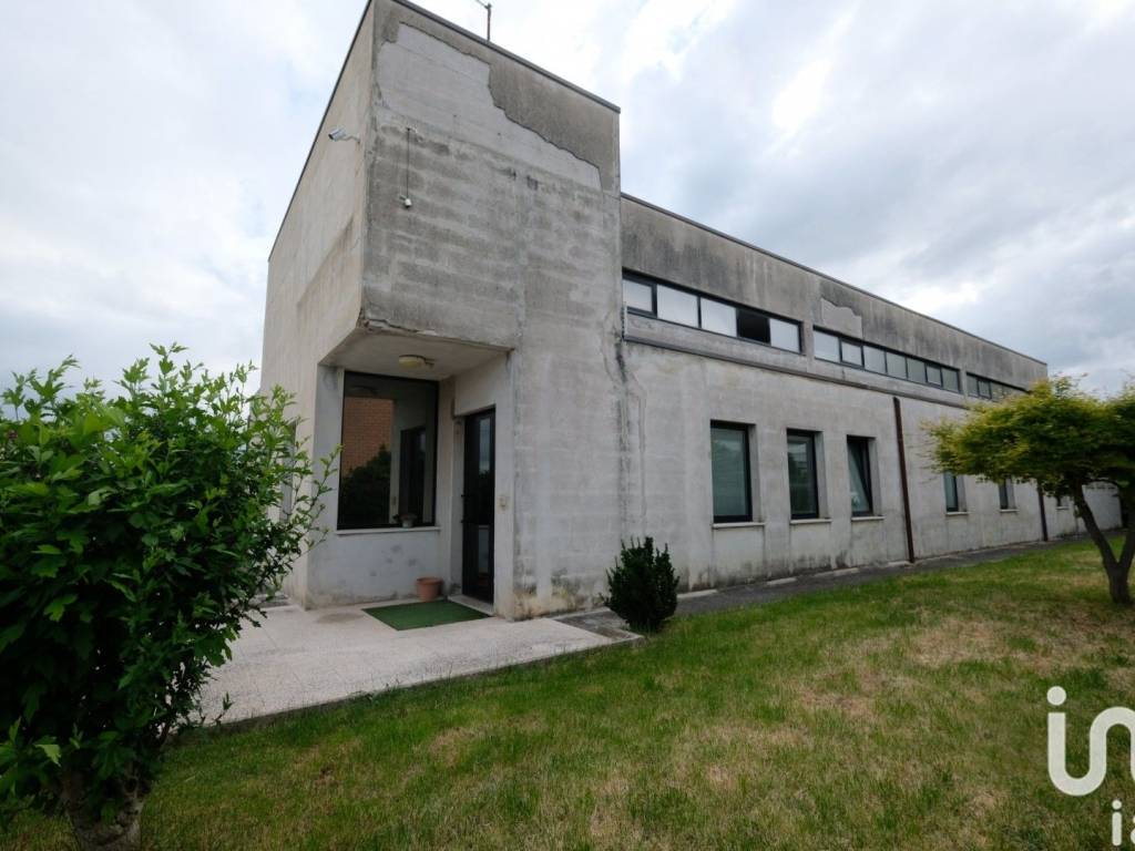 locale commerciale in vendita a Belvedere Ostrense in zona Madonna del Sole