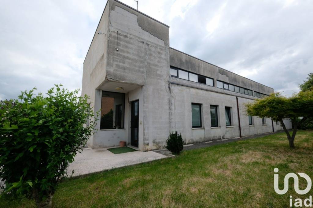 locale commerciale in vendita a Belvedere Ostrense in zona Madonna del Sole