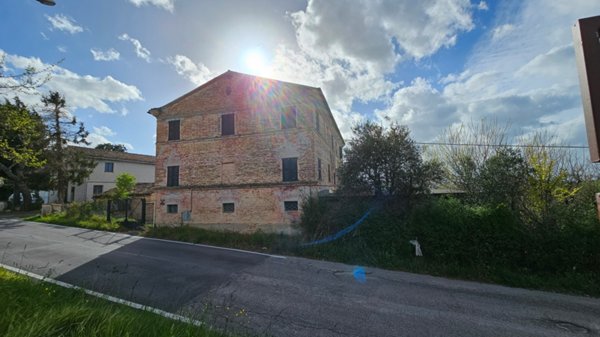 casa indipendente in vendita a Belvedere Ostrense