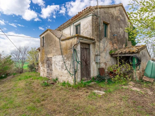 casa indipendente in vendita a Belvedere Ostrense