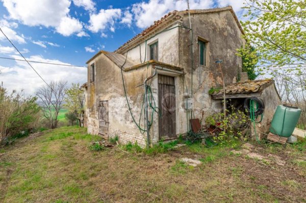 casa indipendente in vendita a Belvedere Ostrense