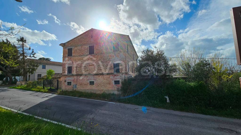 casa indipendente in vendita a Belvedere Ostrense