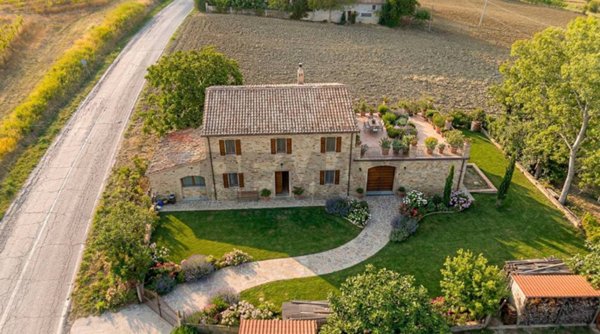 casa indipendente in vendita a Belvedere Ostrense